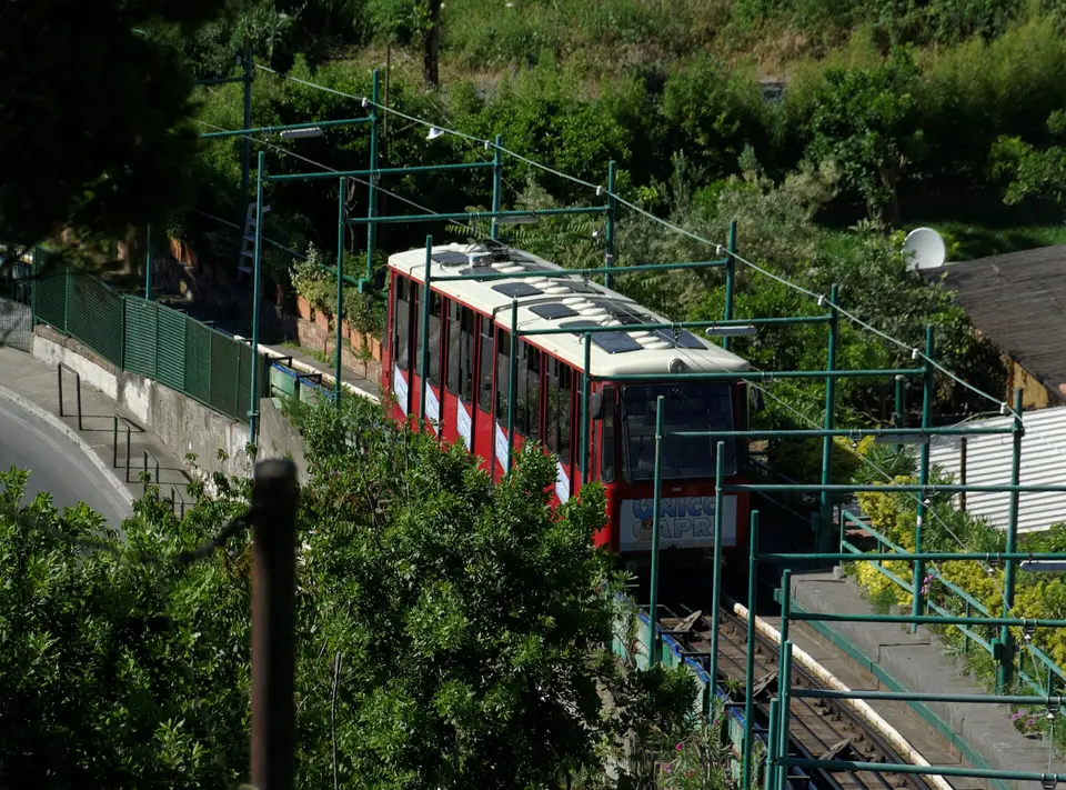La funicolare tra Marina Grande e la Piazzetta.