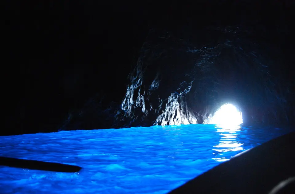 La luce blu dentro la Grotta Azzurra.