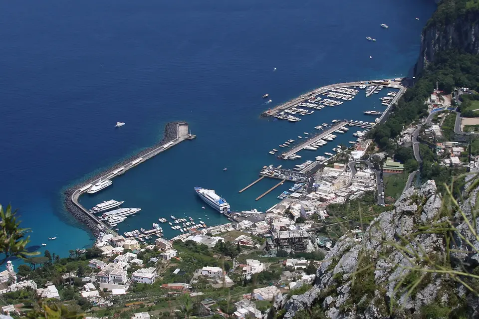 Il porto di Marina Grande visto dall'alto.