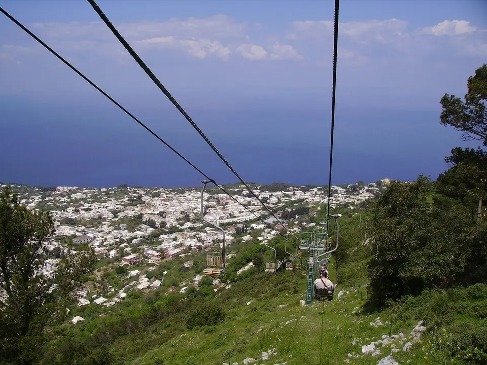 La seggiovia di Anacapri verso il Monte Solaro.