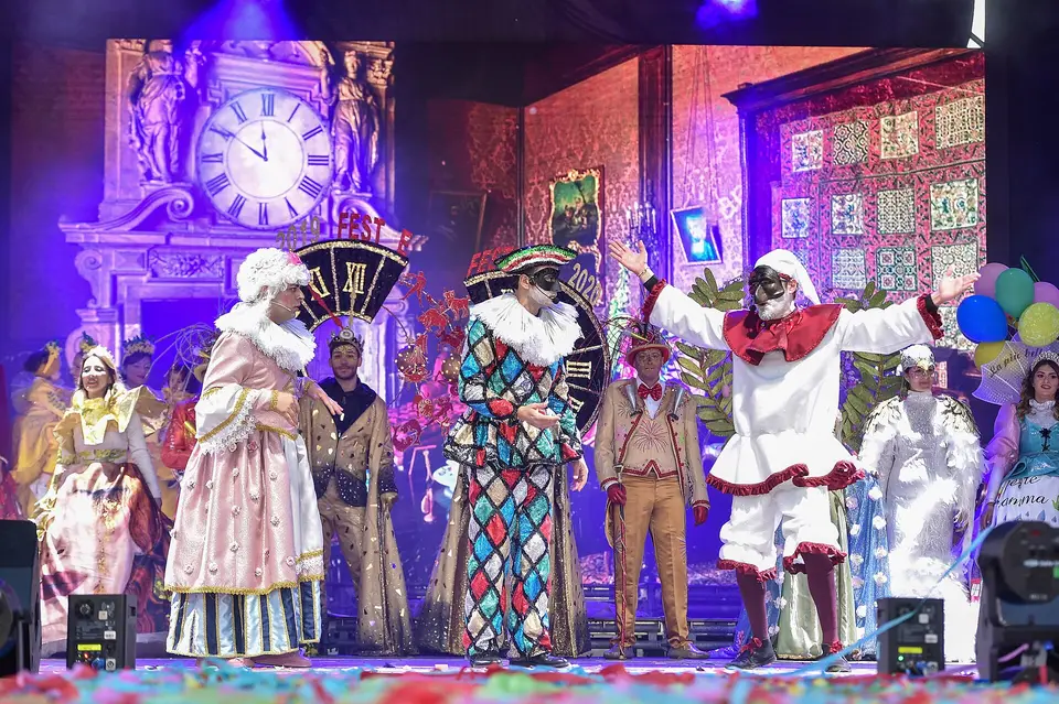 Pulcinella, Harlequin and other masks on stage at the Palma Campania Carnival (archive photo).