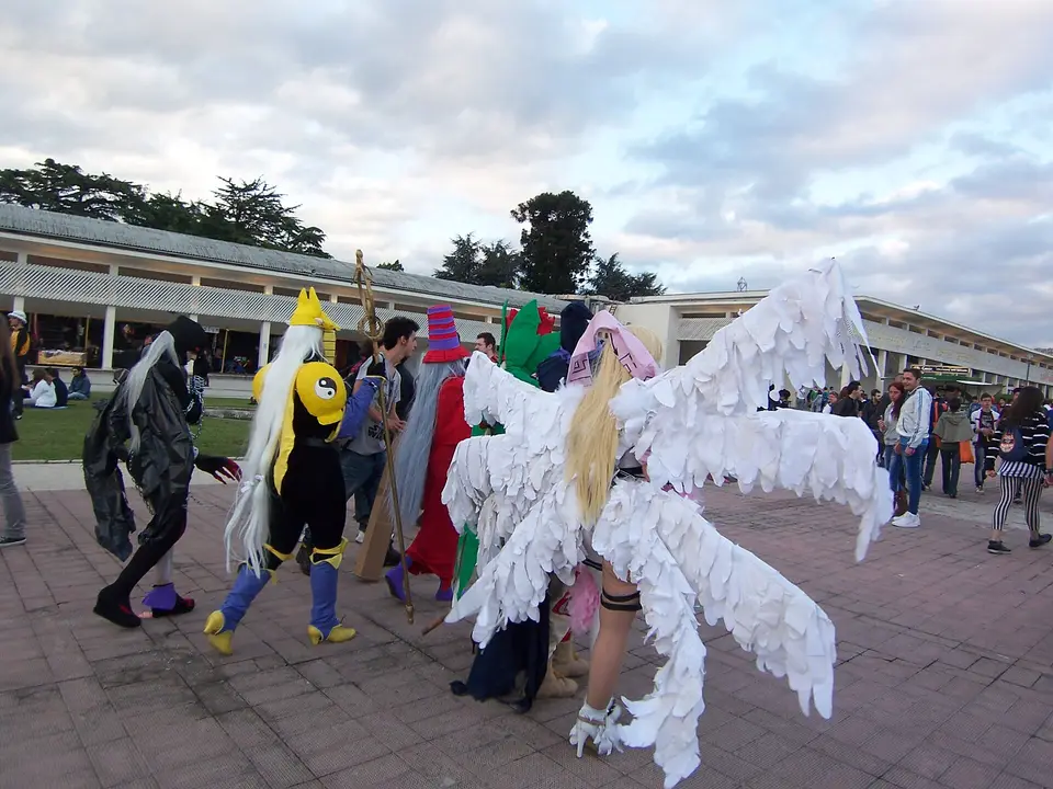 Cosplayer nei viali della Mostra d'Oltremare durante il Comicon di Napoli (foto d'archivio del 2013).