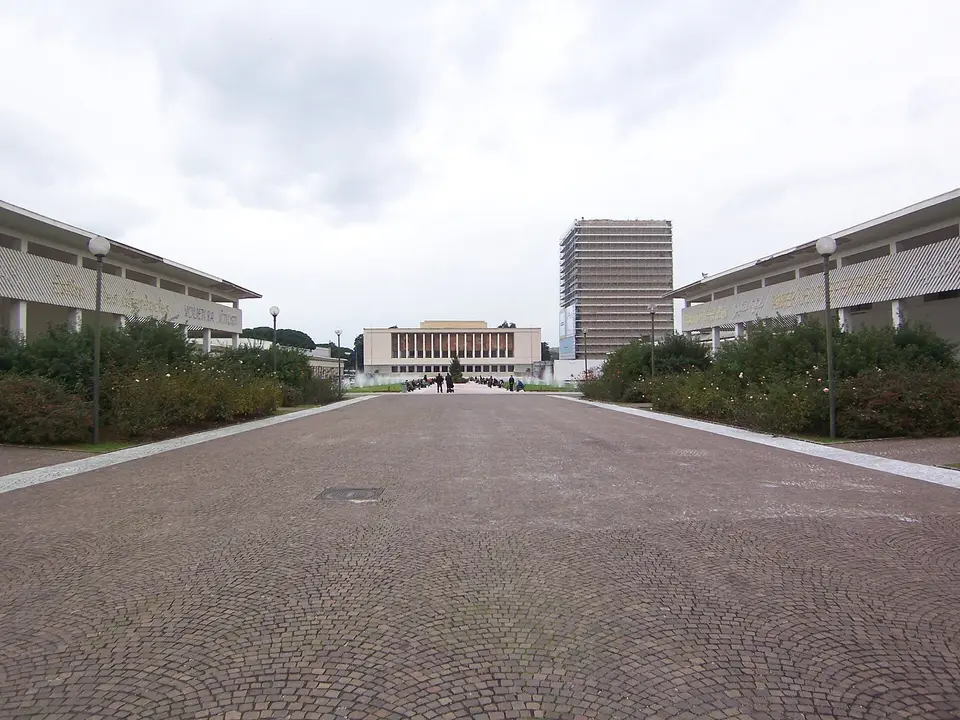 Il viale principale della Mostra d'Oltremare a Fuorigrotta, dove si trovano partenza, arrivo ed expo della mezza maratona.