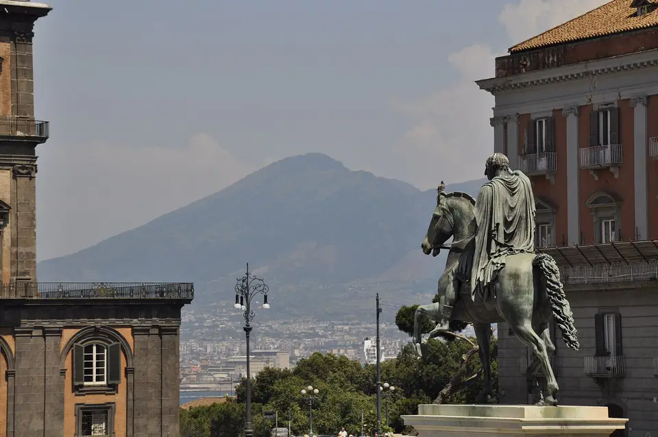 Piazza del Plebiscito con il Vesuvio sullo sfondo.