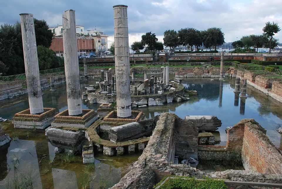 Il porto di Pozzuoli, nei Campi Flegrei