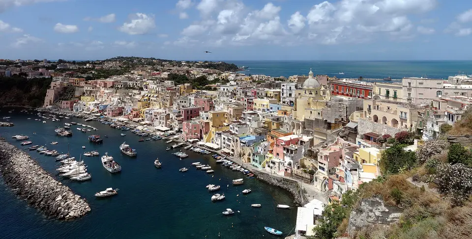Le case colorate della Marina Corricella.