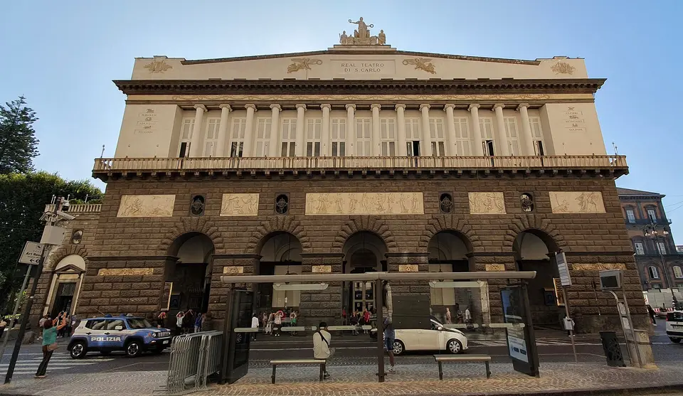 La facciata del Teatro di San Carlo, uno dei luoghi aperti in via straordinaria nel Maggio dei Monumenti 2026.