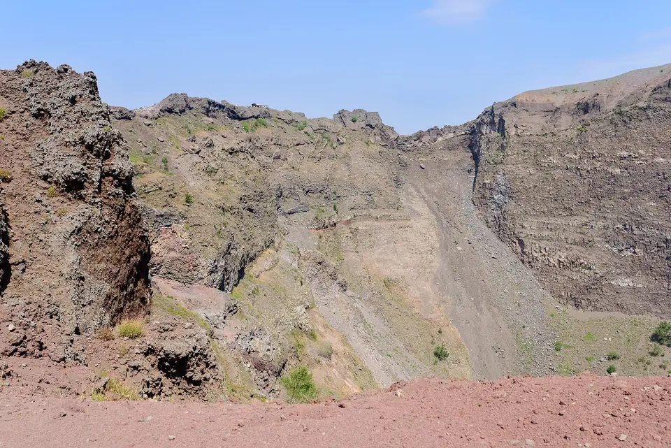 L'orlo del cratere del Vesuvio.